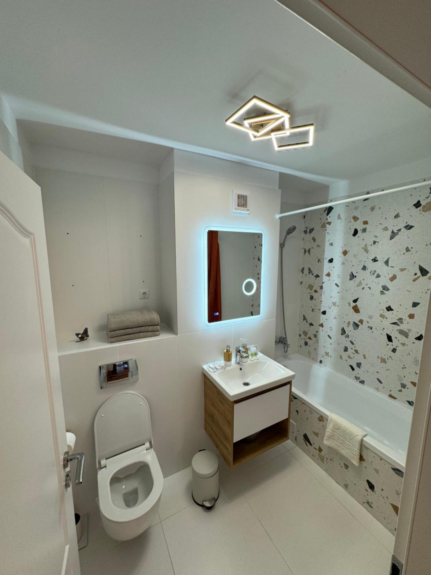 Cozy Two Bedroom Apartment *